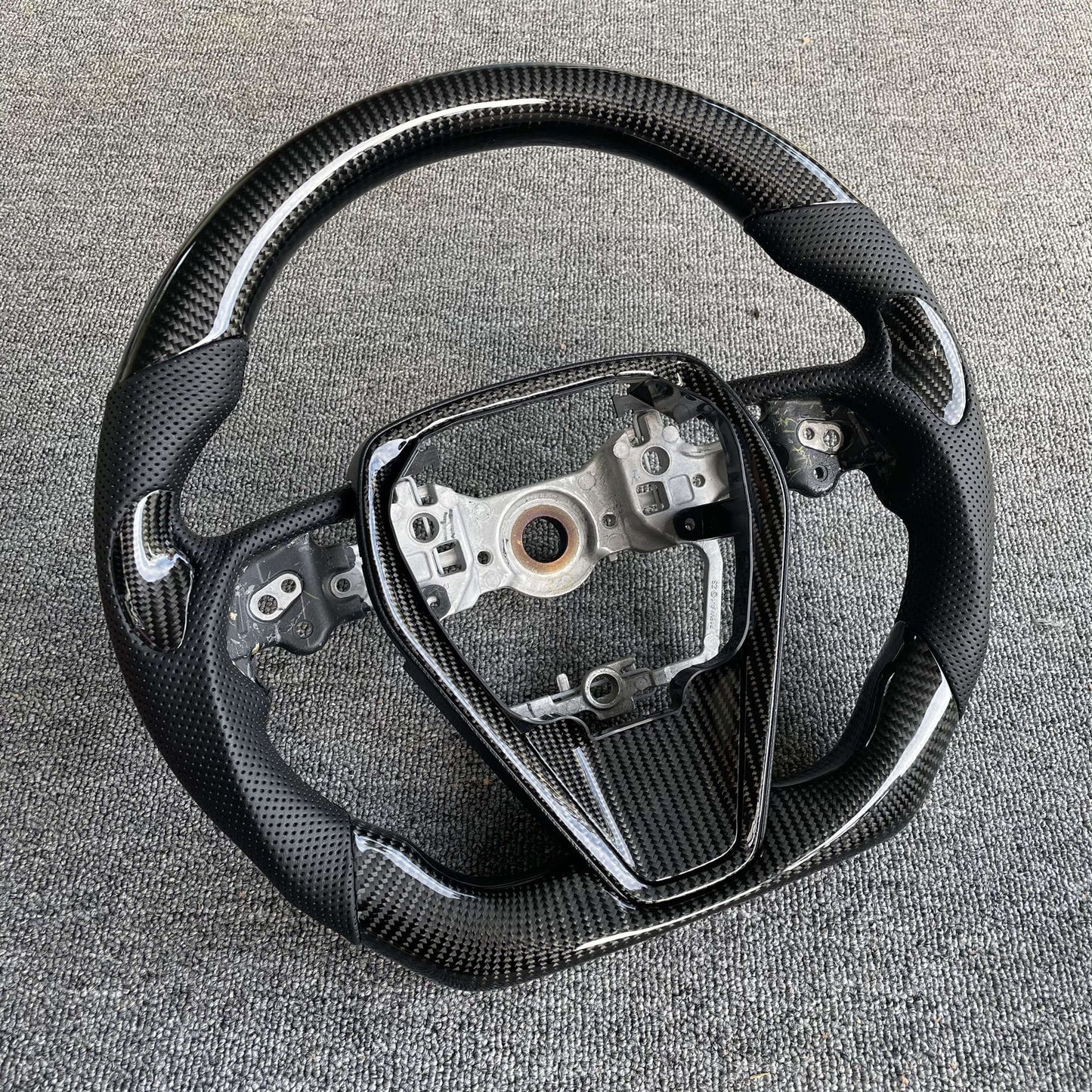 Carbon Fiber Steering Wheel for Eighth Generation Camry – Performance Meets Style