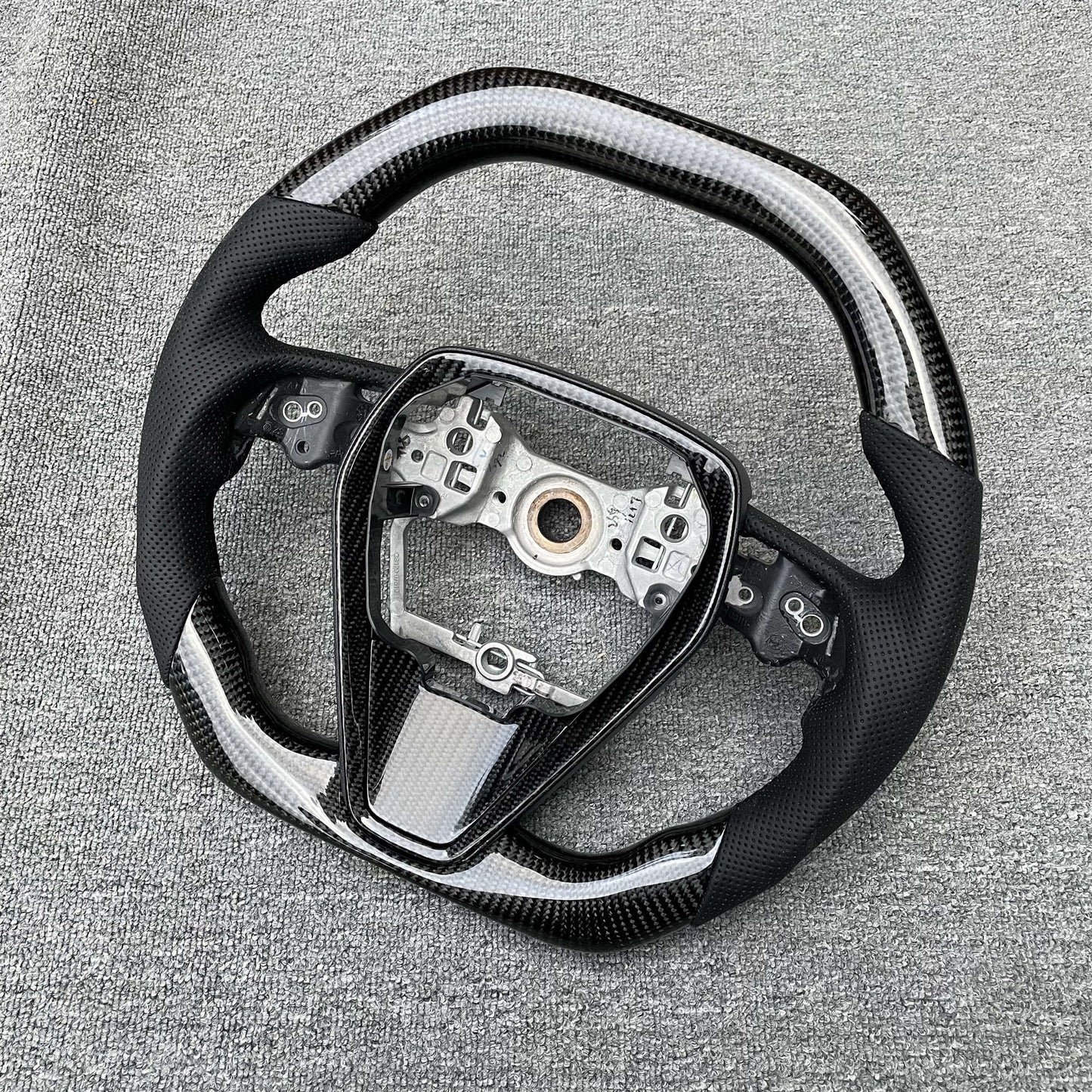 Carbon Fiber Steering Wheel for Eighth Generation Camry – Performance Meets Style